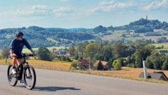 Einfach herrlich. Radfahren in der wunderschönen Südoststeiermark. Im Hintergrund sichtbar der Ort Straden  (Bild: Wallner Hannes)