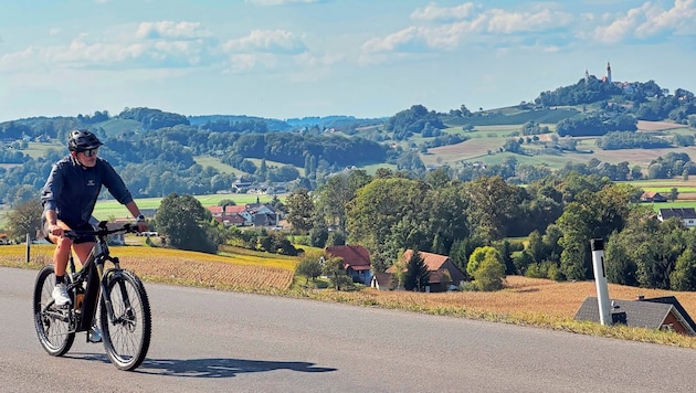 Einfach herrlich. Radfahren in der wunderschönen Südoststeiermark. Im Hintergrund sichtbar der Ort Straden  (Bild: Wallner Hannes)