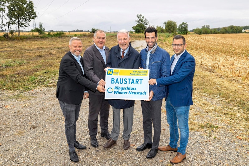 Celebrating the start of construction for the eastern bypass: Mayor Schneeberger (center) and Provincial Councillor Landbauer (2nd from right) with representatives of Wiener Neustadt's colourful city government. (Bild: Stadt Wiener Neustadt/Weller)