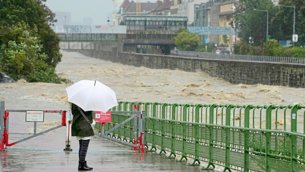 Der Wienfluss wurde aufgrund der enormen Wassermengen vom Rinnsal zum reißenden Fluss. Der Wasserpegel stieg teilweise bis zu vier Meter hoch. (Bild: picturedesk.com/GEORG HOCHMUTH / APA / picturedesk.com)