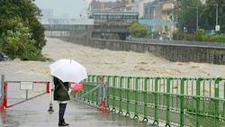 Der Wienfluss wurde aufgrund der enormen Wassermengen vom Rinnsal zum reißenden Fluss. Der Wasserpegel stieg teilweise bis zu vier Meter hoch. (Bild: picturedesk.com/GEORG HOCHMUTH / APA / picturedesk.com)