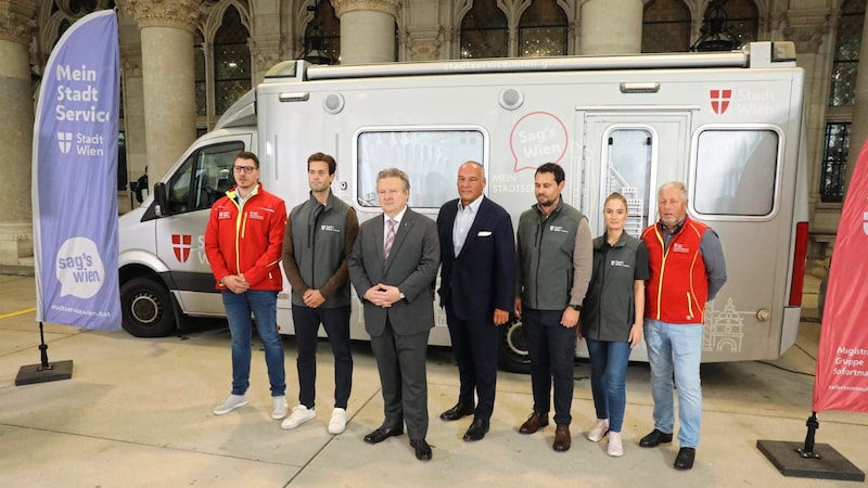 Mayor Michael Ludwig (SPÖ) and Head of Emergency Measures Walter Hillerer promise help to the Viennese flood victims. (Bild: Jöchl Martin)