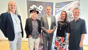 Programmpräsentation im OHO: Alfred Masal (Theaterinitiative Burgenland), Intendant Peter Wagner, Landesrat Leonhard Schneemann, OHO-Geschäftsführerin Nora Demattio und OHO-Obfrau Eveline Rabold. (Bild: Christian Schulter)