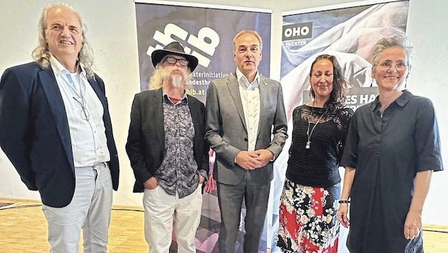 Program presentation at OHO: Alfred Masal (Theaterinitiative Burgenland), Artistic Director Peter Wagner, Provincial Councillor Leonhard Schneemann, OHO Managing Director Nora Demattio and OHO Chairwoman Eveline Rabold. (Bild: Christian Schulter)