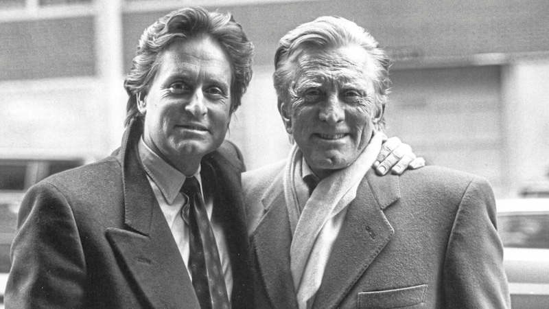 With Kirk Douglas (right) as his father, Michael Douglas followed in big footsteps - with flying colors... (Bild: ORF)