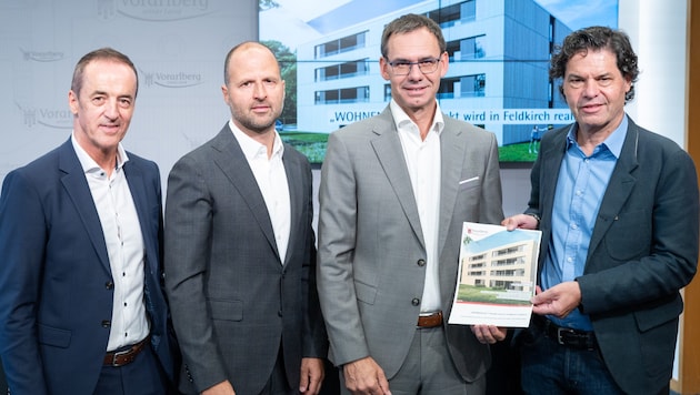 VOGEWOSI Geschäftsführer Hans Peter Lorenz, Wohnbaulandesrat Marco Tittler, Landeshauptmann Markus Wallner und Feldkirchs Bürgermeister Manfred Rädler (v.l.) stellten das Projekt vor. (Bild: VLK/Serra)