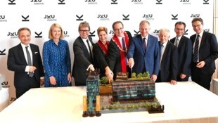 Anschneiden durften wenige, mitessen hoffentlich alle: Geballte Prominenz um JKU-Rektor Stefan ...