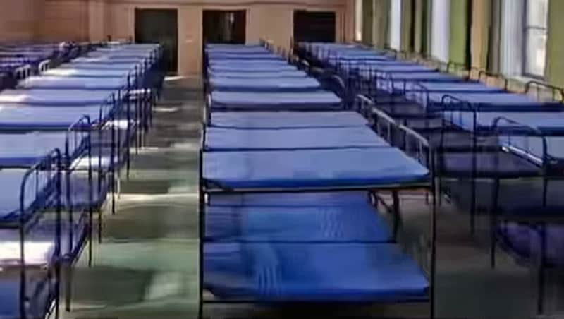 Who will sleep in these bunk beds in the gymnasium of the former vocational school? (Bild: Screenshot facebook.com/gabor.nyikos)