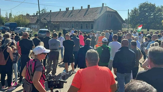 The angry citizens of Vitnyéd finally want answers: Is a new refugee camp being built? (Bild: Screenshot Facebook/Remete László)