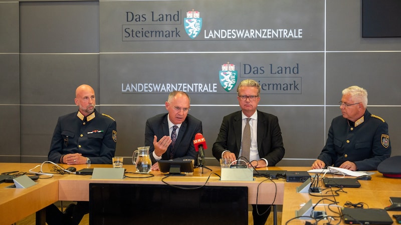 Stadtpolizeikommandant Thomas Heiland, Innenminister Gerhard Karner, LH Christopher Drexler und LPD-Vize Alexander Gaisch (Bild: LPD Stmk, Florian Huber)