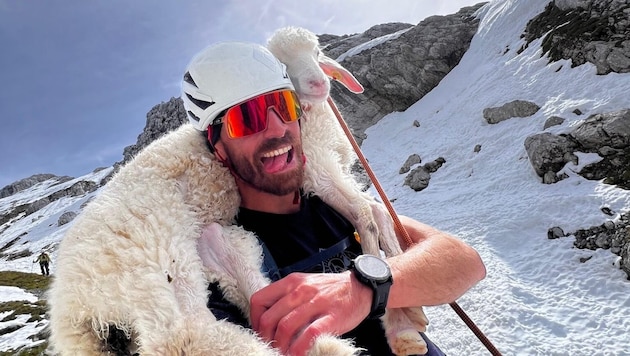 The Ehrwald mountain rescuer and mountain guide with the lamb, which he carried on his shoulders 750 meters down to the valley unharmed. (Bild: zVg)