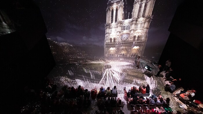 Nach dem verheerenden Brand im Jahr 2019 erhebt sich Notre-Dame in Form eines immersiven ...