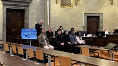 Im großen Schwurgerichtssaal treffen sich ehemalige Klassenkollegen und ihr Lehrer wieder.