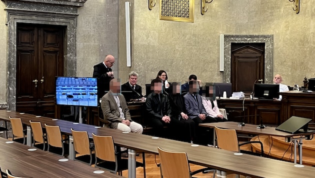 Former classmates and their teacher meet again in the large jury courtroom. (Bild: Sophie Pratschner, Krone KREATIV)