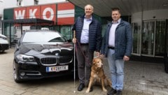 Heinz Pfeifer – übrigens Obmann des Kärntner Blinden- und Sehbehindertenverbandes, mit seiner treuen Assistenzhündin Lynett und Christian Rumpelnig , Taxi-Obmann der Kärntner Wirtschaftskammer. (Bild: WKO/Peter Just)