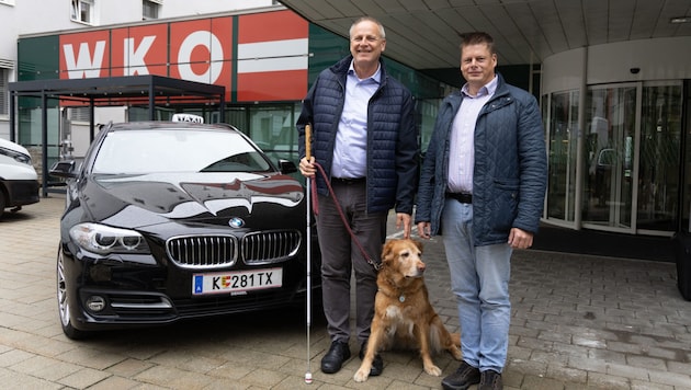 Heinz Pfeifer - Chairman of the Carinthian Association for the Blind and Visually Impaired, with his faithful assistance dog Lynett and Christian Rumpelnig , Taxi Chairman of the Carinthian Chamber of Commerce. (Bild: WKO/Peter Just)