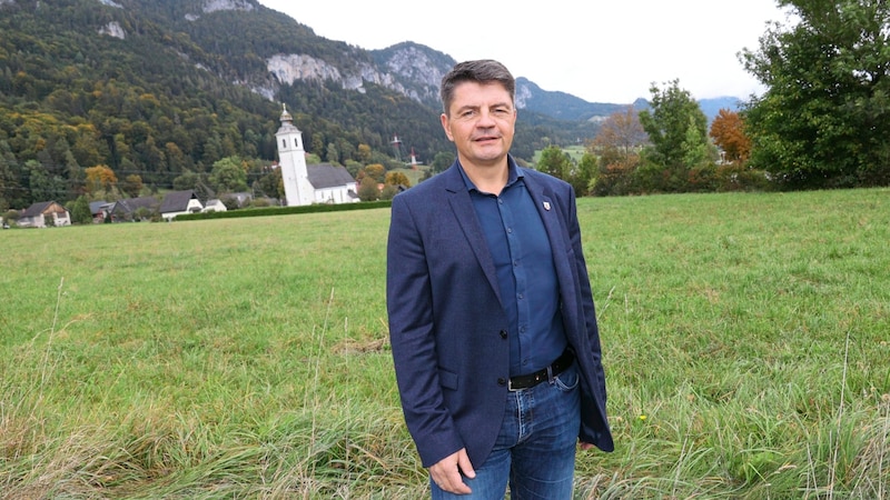 Roland Raninger, Bürgermeister von Stainach-Pürgg, am Grundstück für das Leitspital. (Bild: Jauschowetz Christian/Christian Jauschowetz)