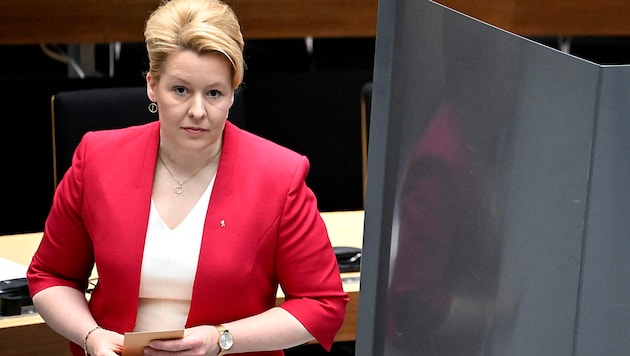 Berlins Wirtschaftssenatorin Franziska Giffey wurde mit einem mit mehreren Zeitungen gefüllten Beutel attackiert. (Bild: APA/AFP/Tobias SCHWARZ)