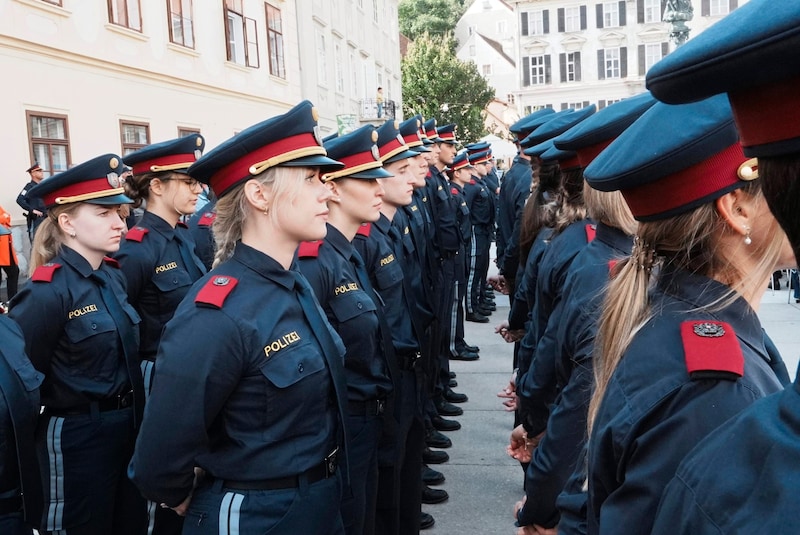 The finished police officers have already started their field service. (Bild: Pail Sepp)