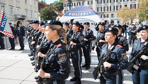 Honorary procession at the swearing-in ceremony at Karmeliterplatz in Graz. (Bild: Pail Sepp)