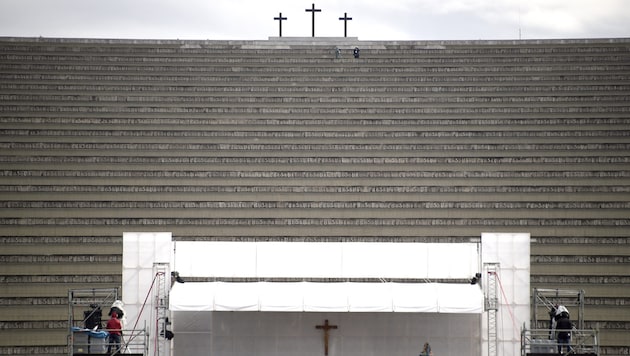 The video clip was filmed on the steps of the largest military cemetery in Europe. (Bild: AFP/OLIVIER MORIN)