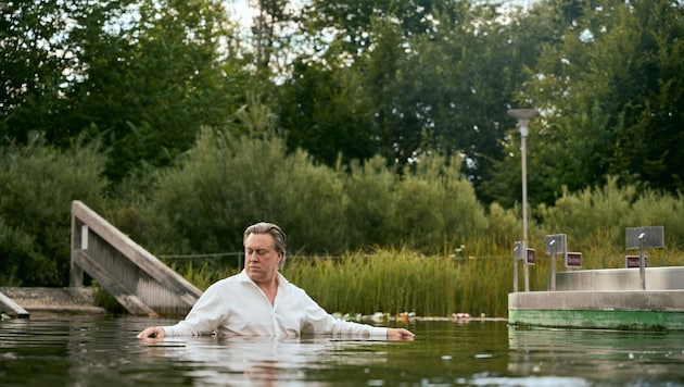 Ofczarek promotes wellness in an original way. (Bild: Burgenland Tourismus/Raphael Nast)