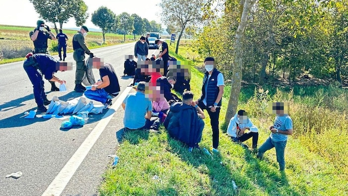 Aufgriff fast genau vor einem Jahr: Die Flüchtlinge wurden mit einem Bus des österreichischen ...