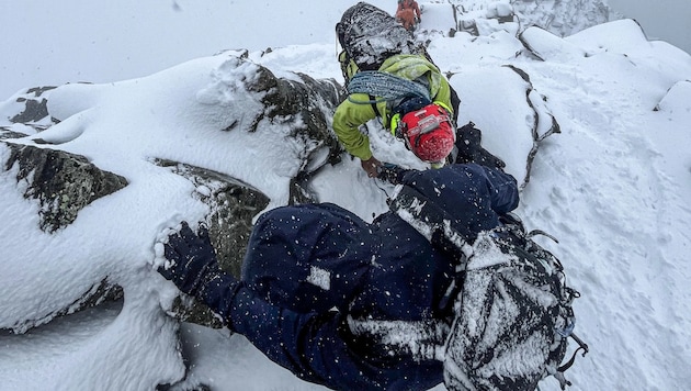 Immerhin hatten die beiden „Alpinisten“ Trekkingschuhe an, für das hochalpine Gelände aber weitaus zu wenig. (Bild: Air Zermatt)