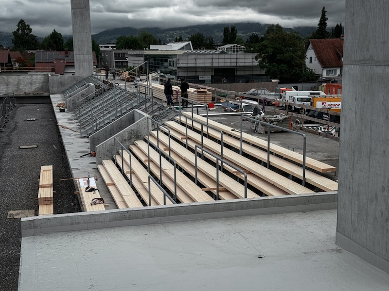 Das Holz für die Tribünen wurde bereits verbaut. (Bild: Austria Lustenau)