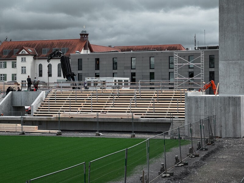 Das Holz für die Tribünen wurde verarbeitet, am Donnerstag kommt schon das Dach. (Bild: Austria Lustenau)