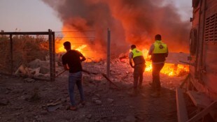 Retter eilen bei einem israelischen Luftangriff auf das südlibanesische Dorf Abbasiyeh zur Hilfe. (Bild: APA/AFP/Kawnat HAJU)