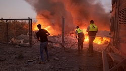 Retter eilen bei einem israelischen Luftangriff auf das südlibanesische Dorf Abbasiyeh zur Hilfe. (Bild: APA/AFP/Kawnat HAJU)