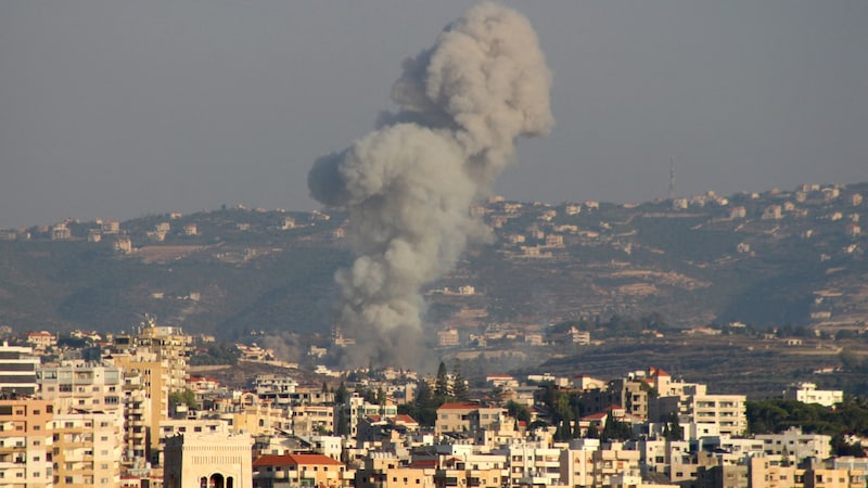 Israelischer Luftangriff auf das südlibanesische Dorf Abbasiyeh (Bild: APA/AFP/Kawnat HAJU)