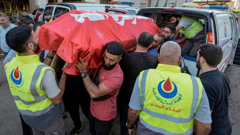 Mourners carry the coffin of a relative who was killed in the Israeli airstrikes. (Bild: ASSOCIATED PRESS)