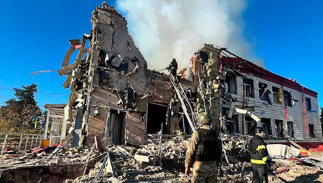 At least three people were killed in an attack on the Ukrainian city of Kharkiv. (Bild: AP)