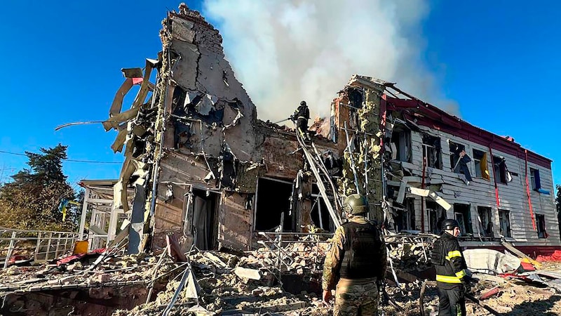 Destroyed residential buildings in Kharkiv (Bild: AP)