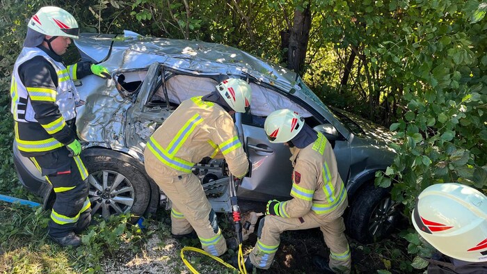 Die Feuerwehr schnitt die Beifahrerin aus dem Auto.