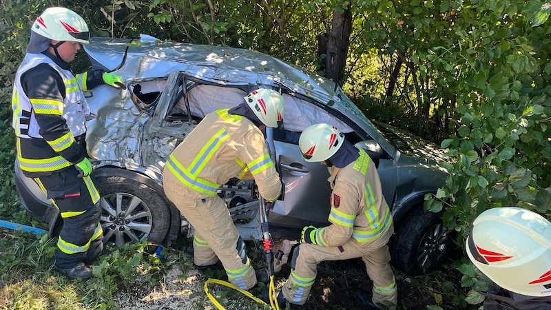 The fire department cut the passenger out of the car. (Bild: zoom.tirol)