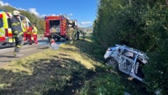 Die Feuerwehr musste das total demolierte Fahrzeug bergen.  (Bild: zoom.tirol)