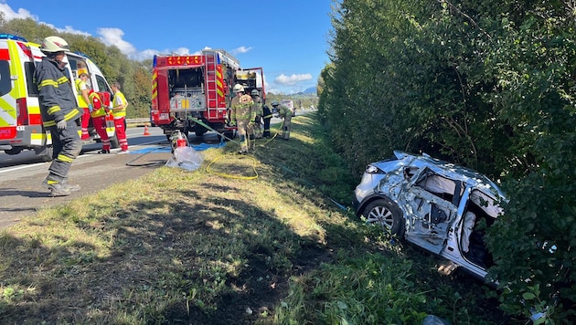 Die Feuerwehr musste das total demolierte Fahrzeug bergen.  (Bild: zoom.tirol)