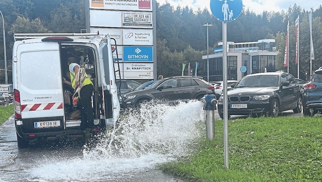 Klagenfurts Straßen sind nass. Das Wassernetz wird gespült. (Bild: Jennifer Kapellari)