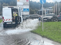 Klagenfurts Straßen sind nass. Das Wassernetz wird gespült. (Bild: Jennifer Kapellari)