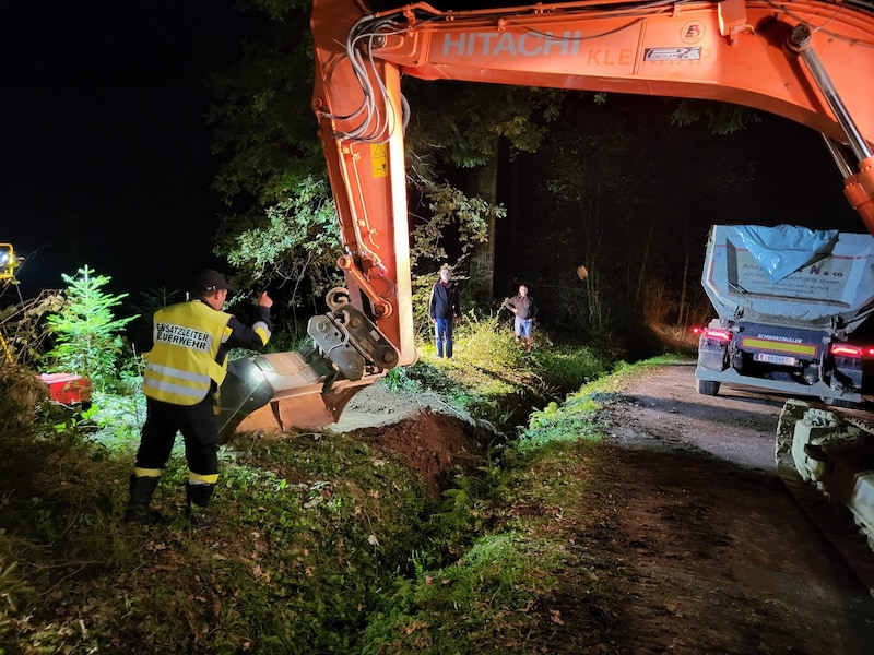 Mit Bagger und Lkw wurde die Erde abtransportiert. (Bild: ABI Konrad und ABI Haas)