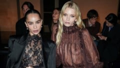 Schauspielerin Zoe Kravitz und das Model Abbey Lee bei der Fashionshow von Yves Saint Laurent in Paris (Bild: picturedesk.com/Laurent VU / Action Press/Sipa)