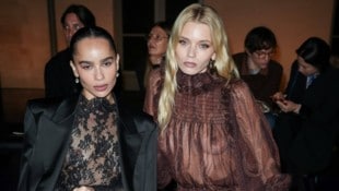 Schauspielerin Zoe Kravitz und das Model Abbey Lee bei der Fashionshow von Yves Saint Laurent in Paris (Bild: picturedesk.com/Laurent VU / Action Press/Sipa)