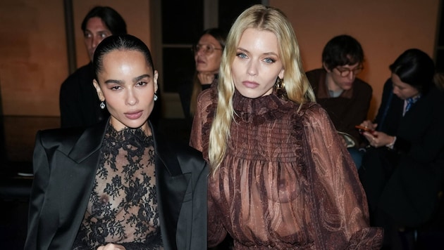 Actress Zoe Kravitz and model Abbey Lee at the Yves Saint Laurent fashion show in Paris (Bild: picturedesk.com/Laurent VU / Action Press/Sipa)