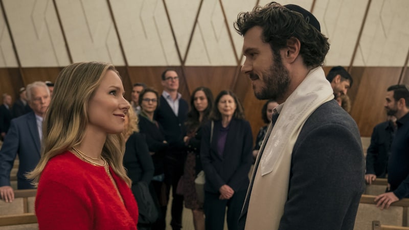 Ungleiches Paar: Sex-Podcasterin Joanne (Kristen Bell) ist in Rabbi Noah (Adam Brody). (Bild: Netflix)