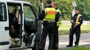 Deutsche Polizisten kontrollieren einen bulgarischen Van an der Grenze zu Belgien in Aachen. ...