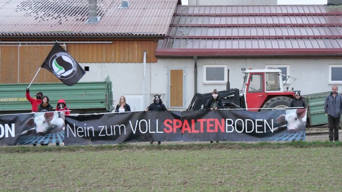 Vor dem Betrieb hat sich eine spontane Kundgebung des VGT gegen den Vollspaltenboden gebildet.