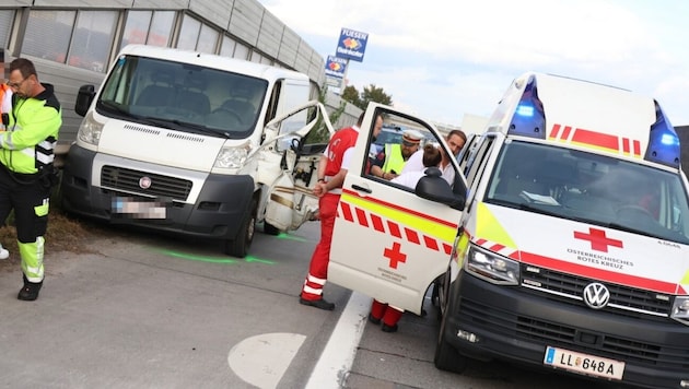 Der Lenker des Kleintransporters verstarb im Spital. (Bild: Matthias Lauber/laumat.at)